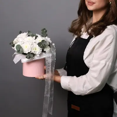 Шляпная коробка 480 из хризантем и эвкалипта