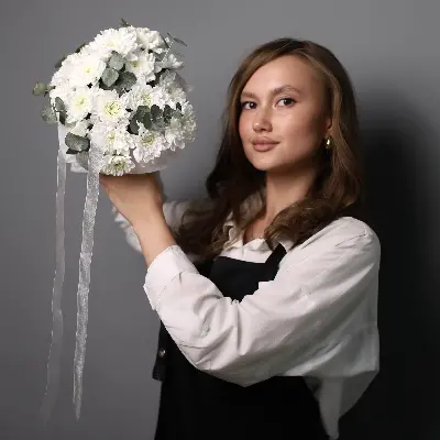 Шляпная коробка 480 из хризантем и эвкалипта