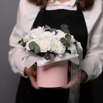 Шляпная коробка 480 из хризантем и эвкалипта