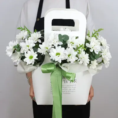 Сумочка 26 из хризантем и зелени