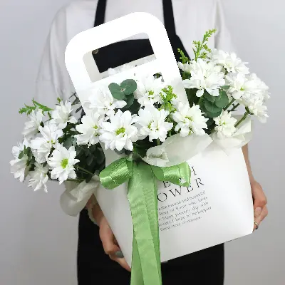 Сумочка 26 из хризантем и зелени