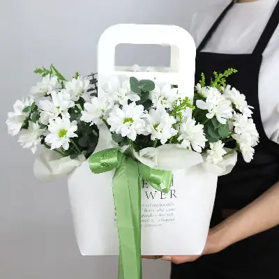 Сумочка 26 из хризантем и зелени