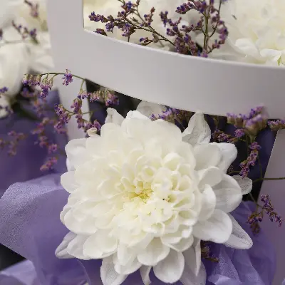 Сумочка 3 из хризантем и лимониума