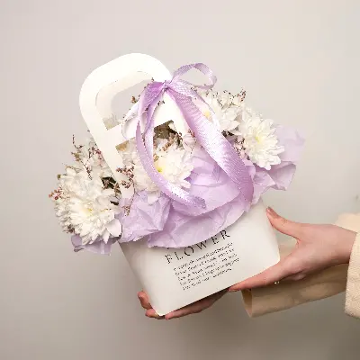 Сумочка 3 из хризантем и лимониума