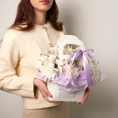 Сумочка 3 из хризантем и лимониума