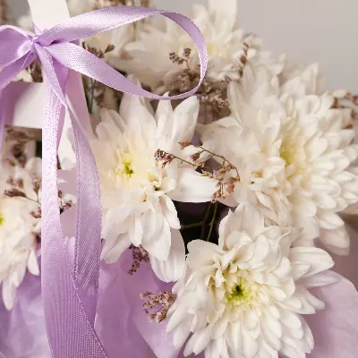 Сумочка 3 из хризантем и лимониума