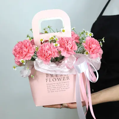 Сумочка 38 из диантусов и танацетума