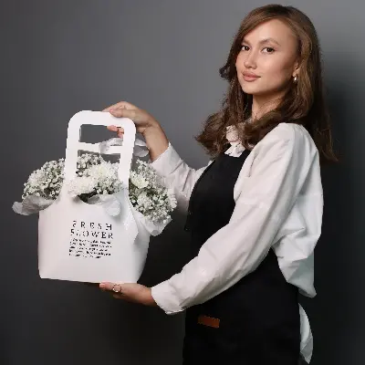 Сумочка 415 из хризантем и гипсофил