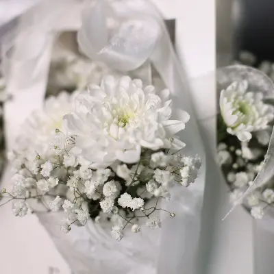 Сумочка 415 из хризантем и гипсофил