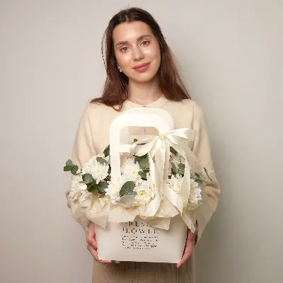 Сумочка 715 из хризантем и эвкалипта