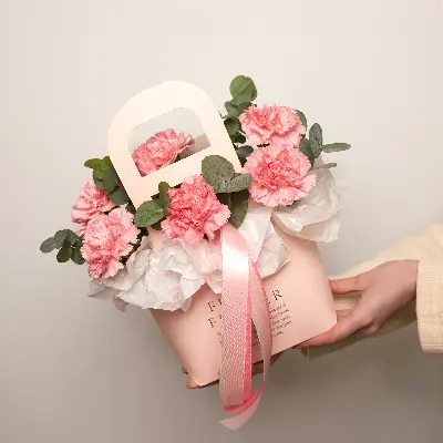 Сумочка 868 из диантусов и эвкалипта