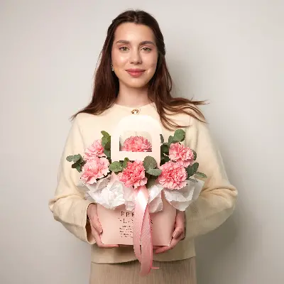 Сумочка 868 из диантусов и эвкалипта